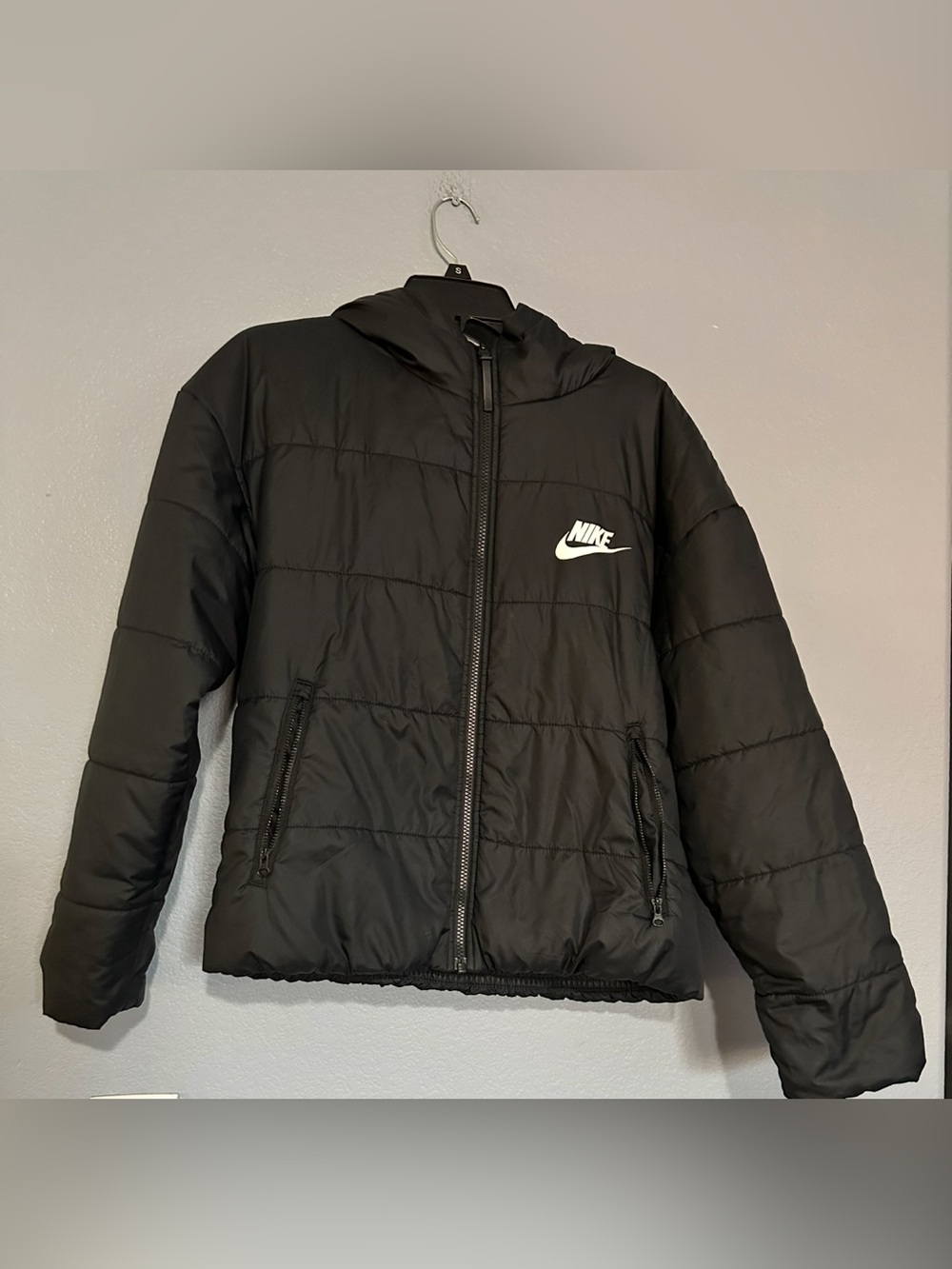 NIKE BLACK HOODED PUFFER COAT WITH WHITE LOGO